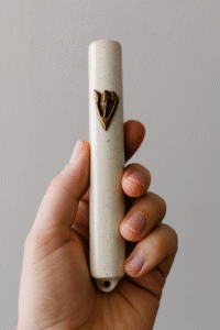 המדריך המקיף לקניית מזוזות: איך תדעו מה אתם באמת קובעים במשקוף?