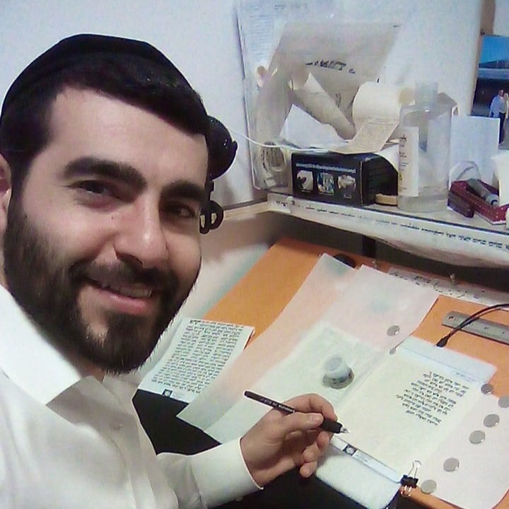 הסופר אריאל אורי פוזיילוב